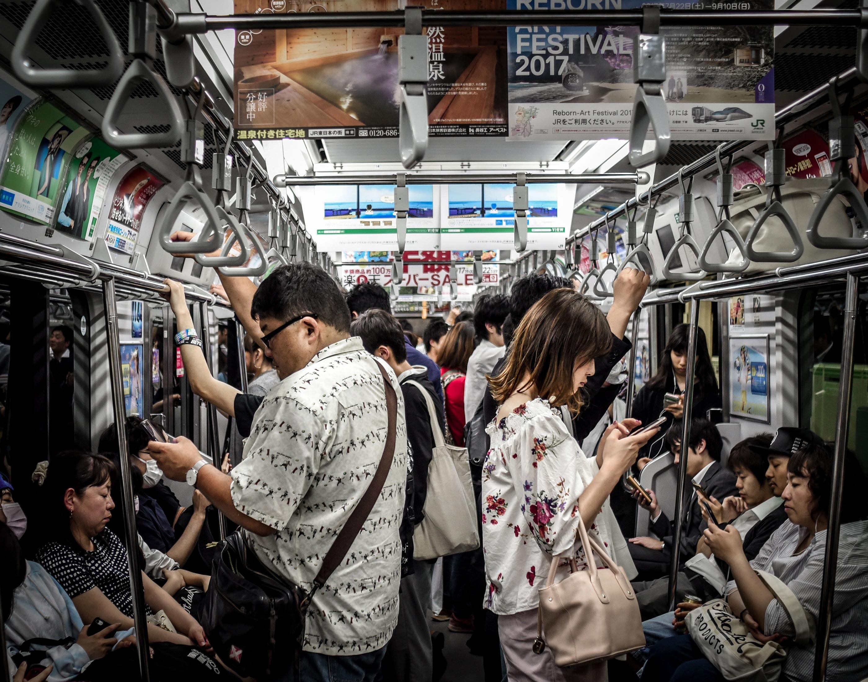 Mobiles Nutzunngsszenario in einer U-Bahn in Tokyo. Foto: Hugh Han, Unsplash
